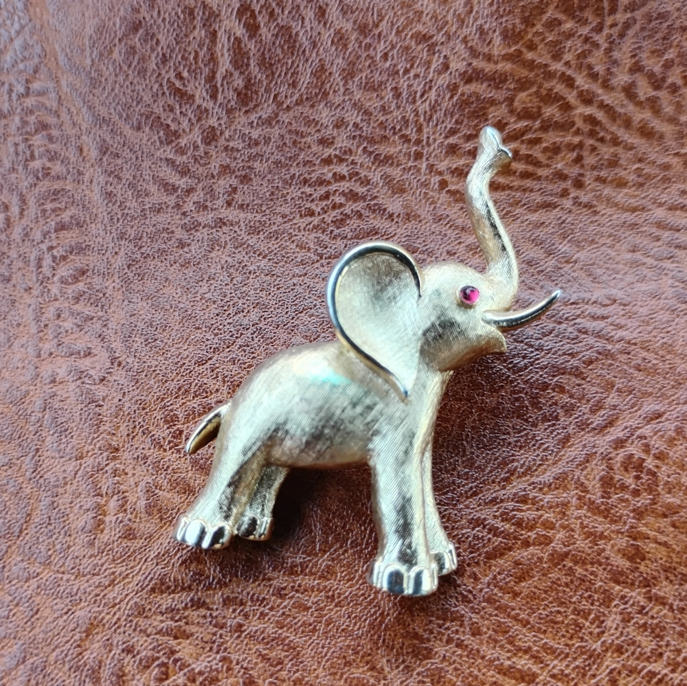 Elegant Gold Elephant Brooch ESTY TRIFARY 1960 Vintage